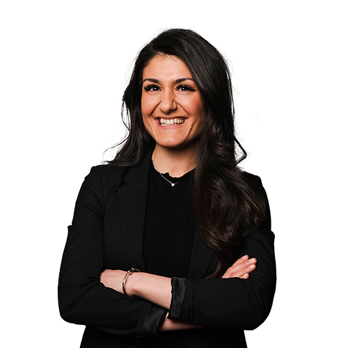 Bild på Mehrnaz Zarins som ler och håller armarna i kors över bröstet